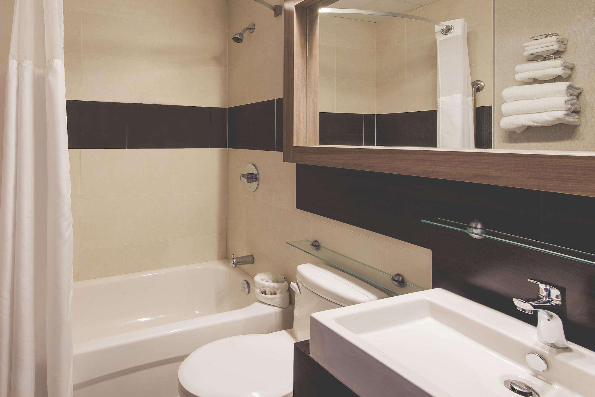Hotel Continental Centre-Ville Val-d'Or Ngoại thất bức ảnh